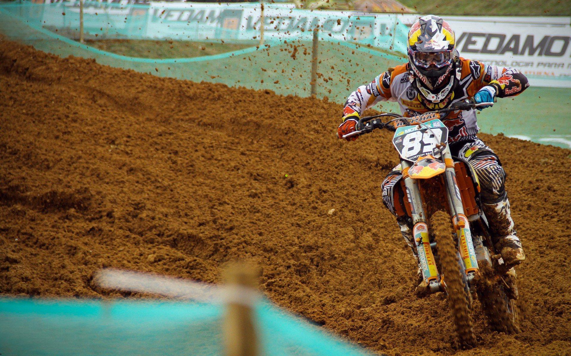 国足惨败引爆网络热议,热搜前五占据四席,球迷纷纷向李铁致歉