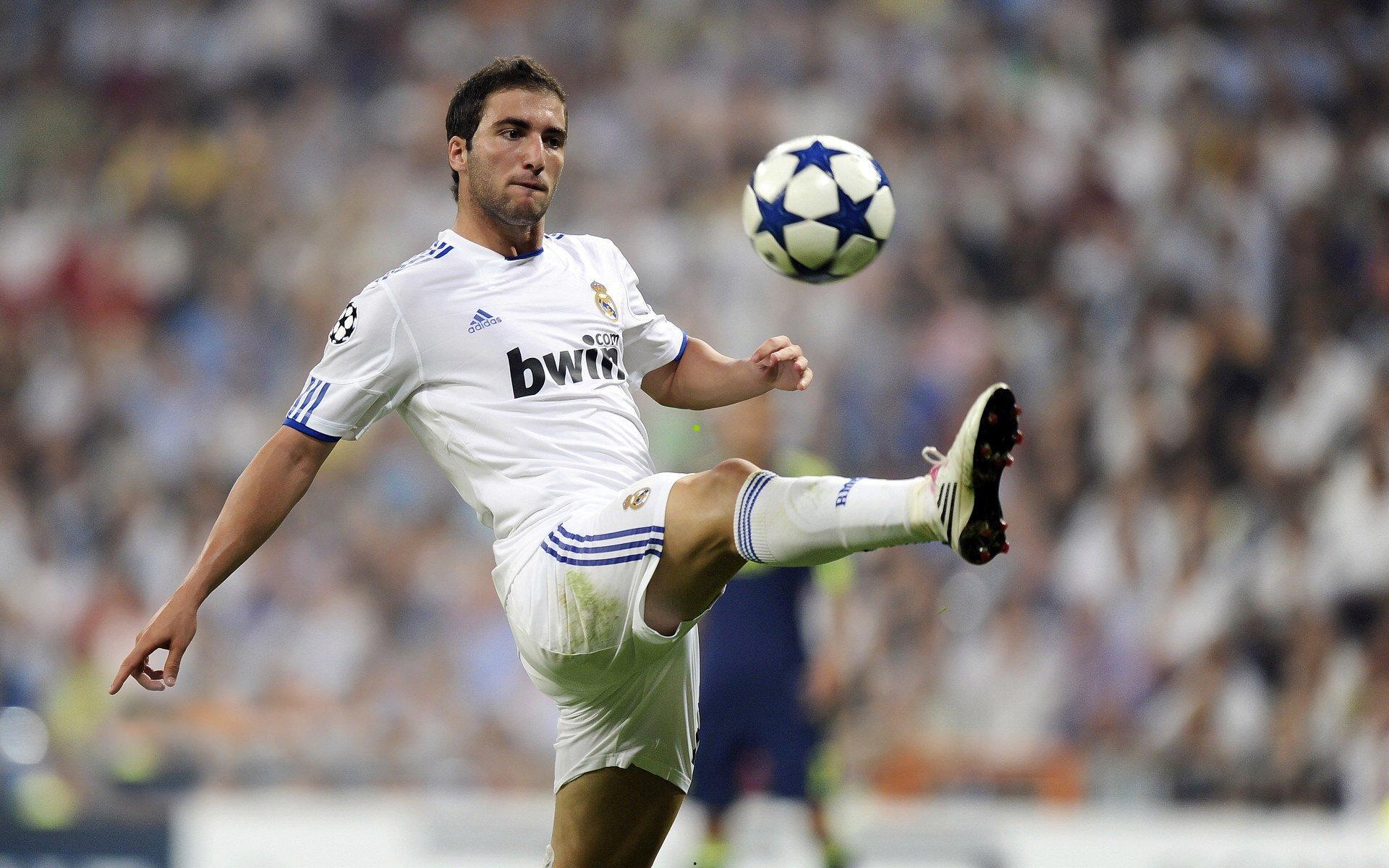 早报｜艾克森社媒报平安，感染新冠突缺席，国足锋线警钟再响